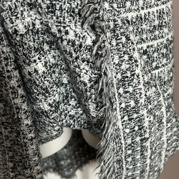 Sioni A- Line Skirt Knit Fringe Hem Black and White Stretchy size small - Picture 7 of 8